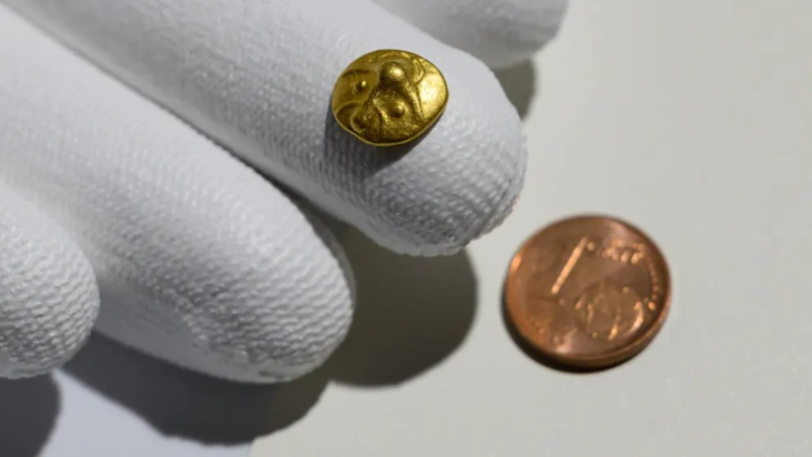 Η ανάποδη όψη του νομίσματος απεικονίζει το κεφάλι ενός ζώου με μάτια, κέρατα και στρογγυλεμένο μέτωπο. Φωτογραφία: picture alliance / dpa