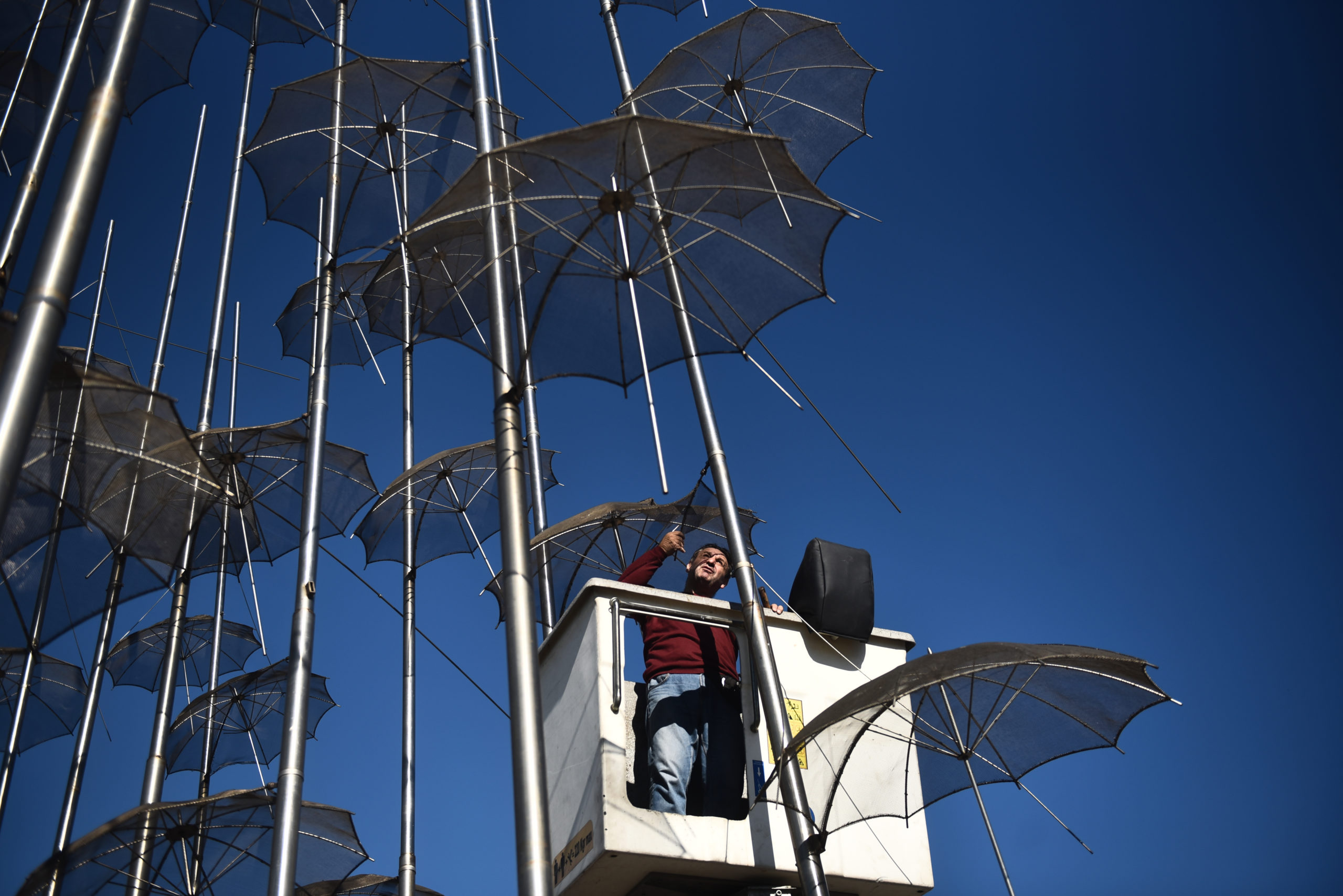 ΑΦΑΙΡΕΣΗ ΤΩΝ ΟΜΠΡΕΛΩΝ ΤΟΥ ΓΛΥΠΤΗ ΓΕΩΡΓΙΟΥ ΖΟΓΓΟΛΟΠΟΥΛΟΥ ΑΠΟ ΤΗΝ ΠΑΡΑΛΙΑ ΤΗΣ ΘΕΣΣΑΛΟΝΙΚΗΣ ΓΙΑ ΣΥΝΤΗΡΗΣΗ
