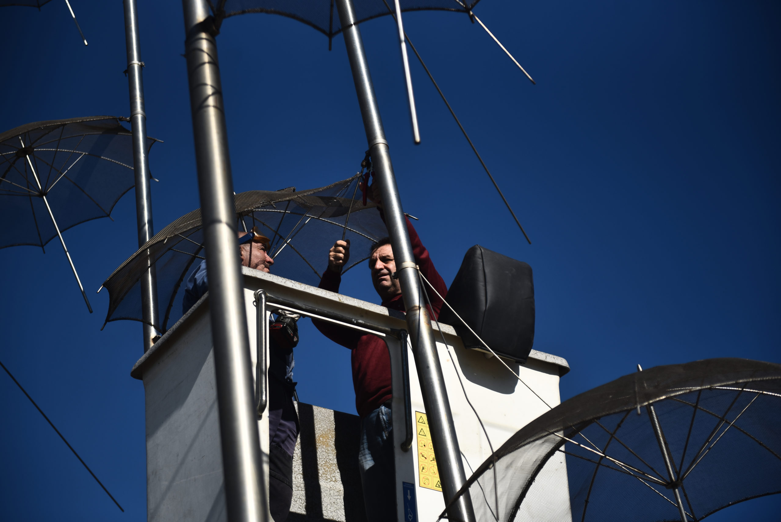 ΑΦΑΙΡΕΣΗ ΤΩΝ ΟΜΠΡΕΛΩΝ ΤΟΥ ΓΛΥΠΤΗ ΓΕΩΡΓΙΟΥ ΖΟΓΓΟΛΟΠΟΥΛΟΥ ΑΠΟ ΤΗΝ ΠΑΡΑΛΙΑ ΤΗΣ ΘΕΣΣΑΛΟΝΙΚΗΣ ΓΙΑ ΣΥΝΤΗΡΗΣΗ