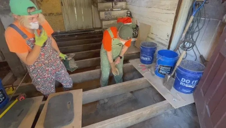 Αρχαιολόγοι ψάχνουν για τεχνουργήματα στο εσωτερικό του εστιατορίου μετά τη φωτιά. Φωτογραφία: Dayton 24/7