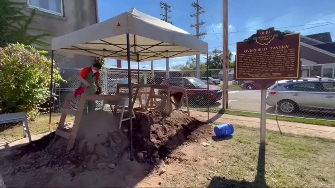 Αρχαιολόγοι ψάχνουν για τεχνουργήματα στο εσωτερικό του εστιατορίου μετά τη φωτιά. Φωτογραφία: Dayton 24/7