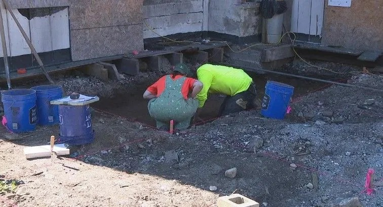 Αρχαιολόγοι ψάχνουν για τεχνουργήματα στο εσωτερικό του εστιατορίου μετά τη φωτιά. Φωτογραφία: Dayton 24/7