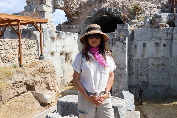 Η Δρ.Aygün Ekin Meriç, διευθύντρια των ανασκαφών στο ρωμαϊκό θέατρο της Νίκαιας. Φωτογραφία: ΑΑ 