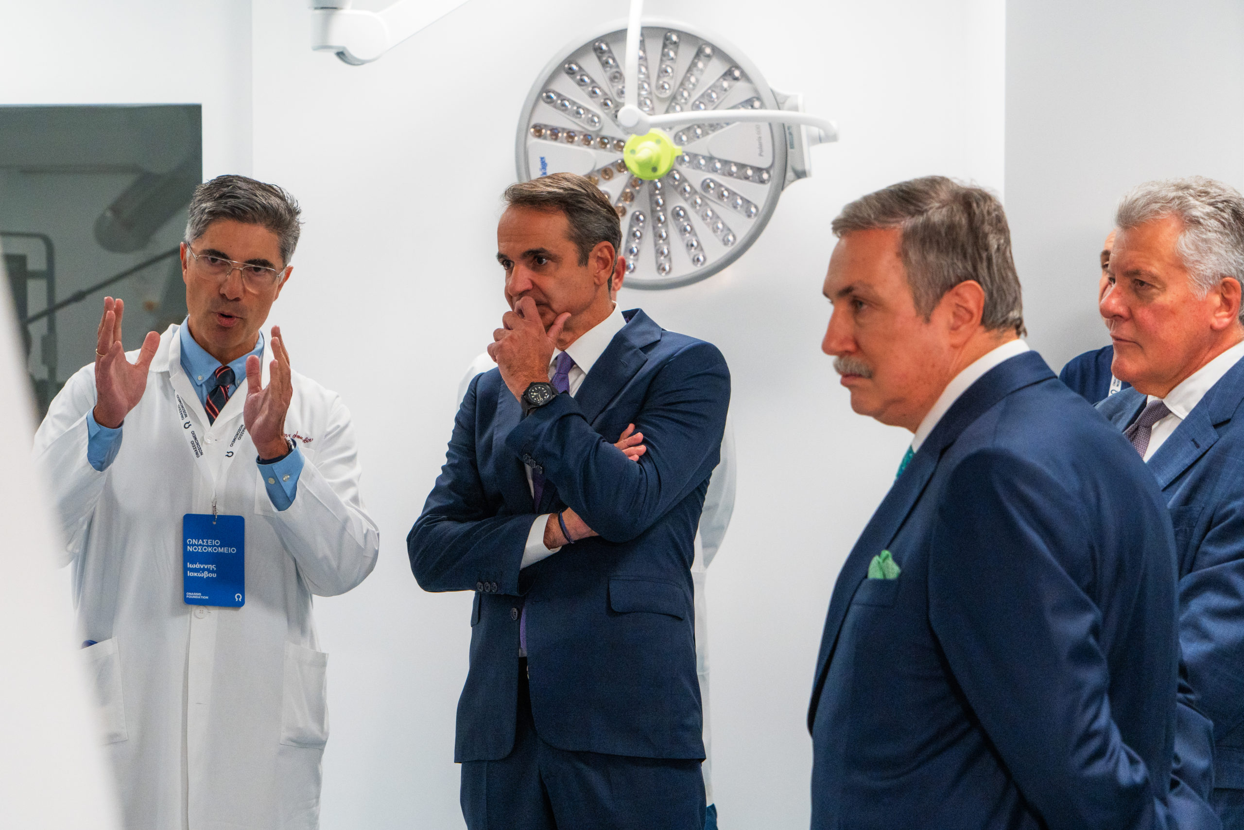 Ο Πρωθυπουργός ενημερώνεται για τις νέες υβριδικές αίθουσες του Ωνάσειου Νοσοκομείου από τον Διευθυντή του Τμήματος Επεμβατικής Καρδιολογίας, κ. Ιωάννη Ιακώβου.