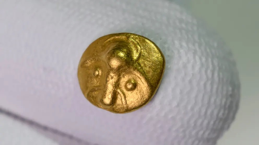 Η ανάποδη όψη του νομίσματος απεικονίζει το κεφάλι ενός ζώου με μάτια, κέρατα και στρογγυλεμένο μέτωπο. Φωτογραφία: picture alliance / dpa