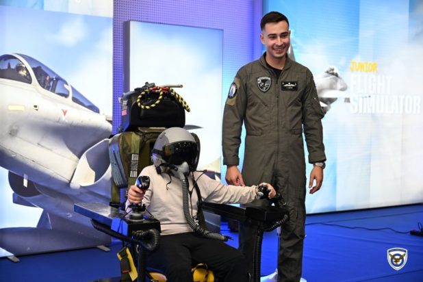 Σύνταγμα, εξομοιωτές μαχητικών, F-16, F-35