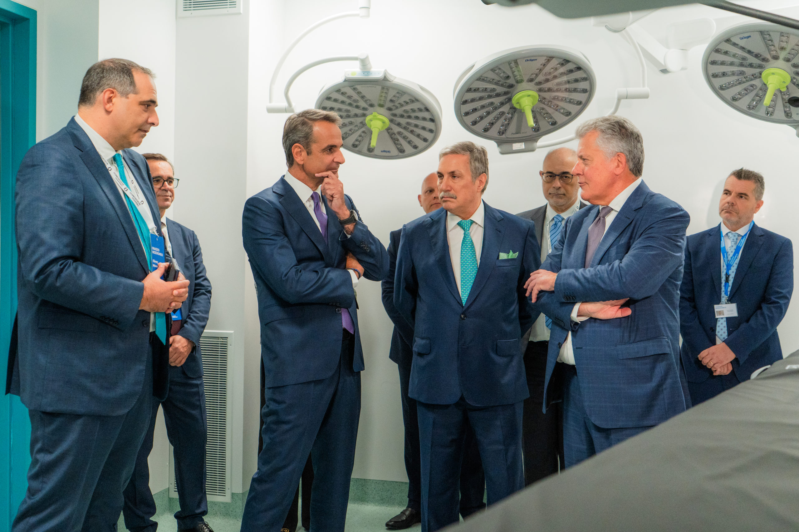 Ο Πρωθυπουργός ενημερώνεται για τις δυνατότητες του ψηφιακού νοσοκομείου από τον Γενικό Διευθυντή του Ωνάσειου Νοσοκομείου, κ. Παναγιώτη Μινογιάννη.