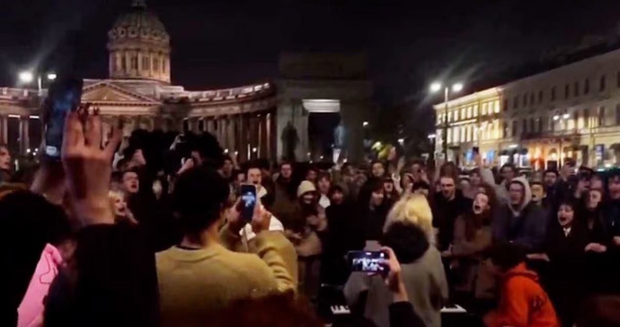 Ρωσία: Μεγάλη διαδήλωση κατά του Πούτιν στην Πετρούπολη – Το αντιπολεμικό τραγούδι που έλεγαν χορεύοντας