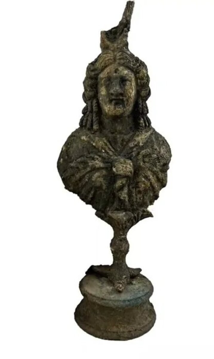 Το τέχνεργο απεικονίζει τη θεά Ίσιδα όρθια σε τρίποδη βάση που αναδύεται μέσα από ένα σχέδιο τρίφυλλου κάλυκα. Φωτογραφία: ΑΑ 