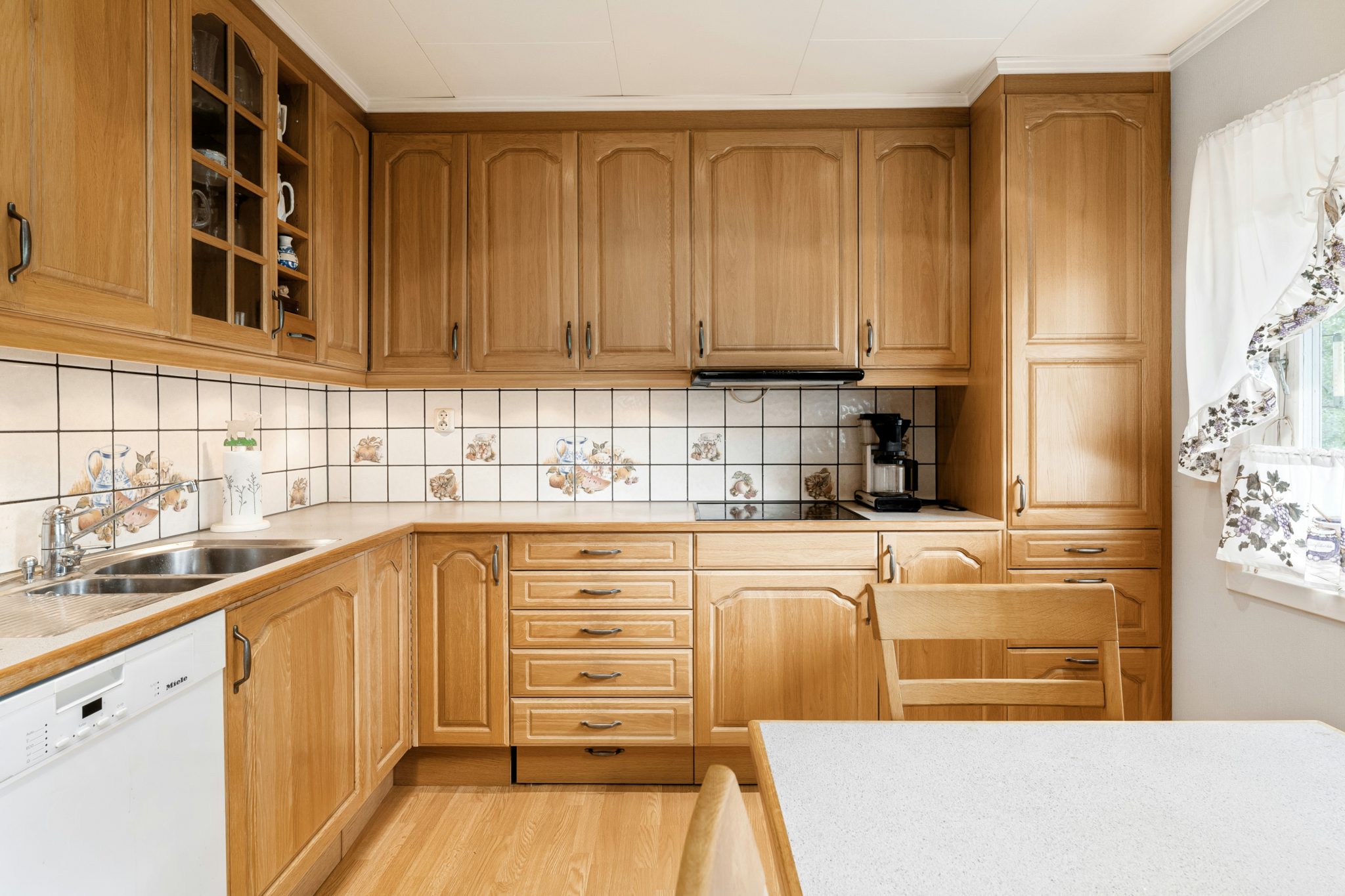 Ντουλάπια κουζίνας: Η απλή μέθοδος για να καθαρίσετε τα λίπη και τη βρωμιά χωρίς να προκληθούν φθορές