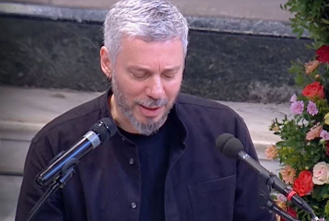 Συγκλόνισε ο Αλκίνοος Ιωαννίδης με τον επικήδειο λόγο του για τον Σαββόπουλο – «Χωρίς εσένα άλλο θα ήταν το τραγούδι μας, άλλοι θα ήμασταν κι εμείς»