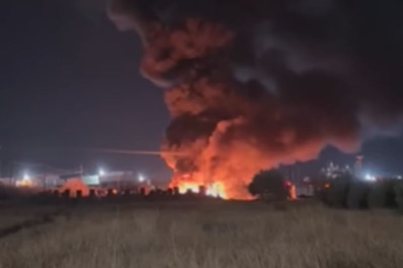 Φωτιά σε υπαίθριο χώρο στον Ασπρόπυργο – Καίει κοντά σε πίστα καρτ, ακούγονται εκρήξεις – BINTEO