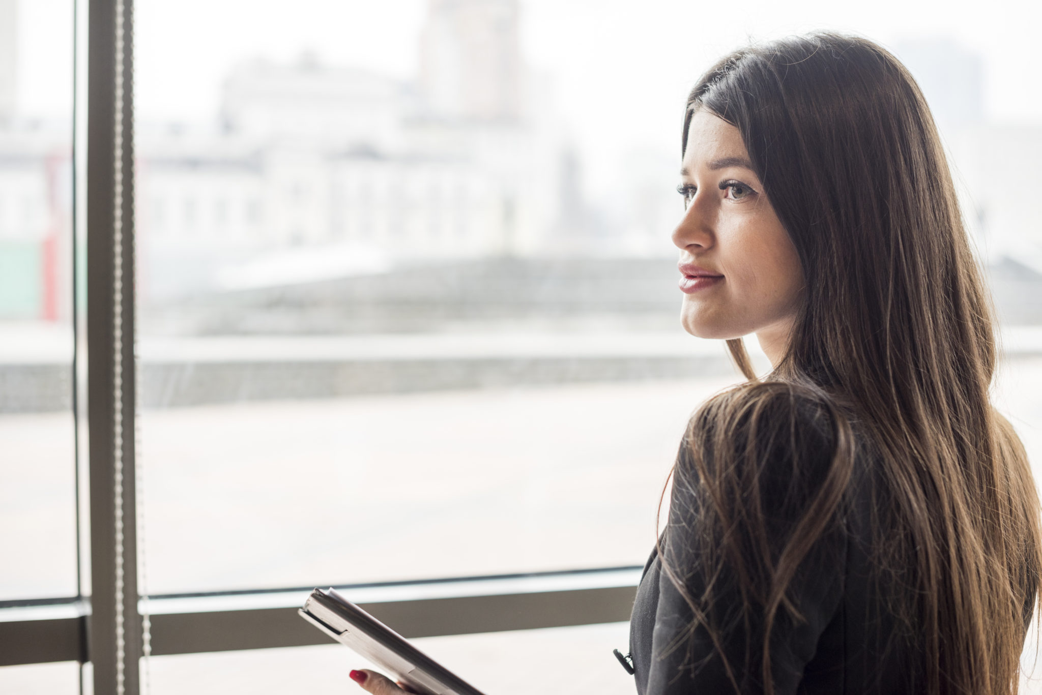 Οι 9 «αθόρυβες» συμπεριφορές που δείχνουν ότι μια γυναίκα έχει χάσει τη χαρά της ζωής