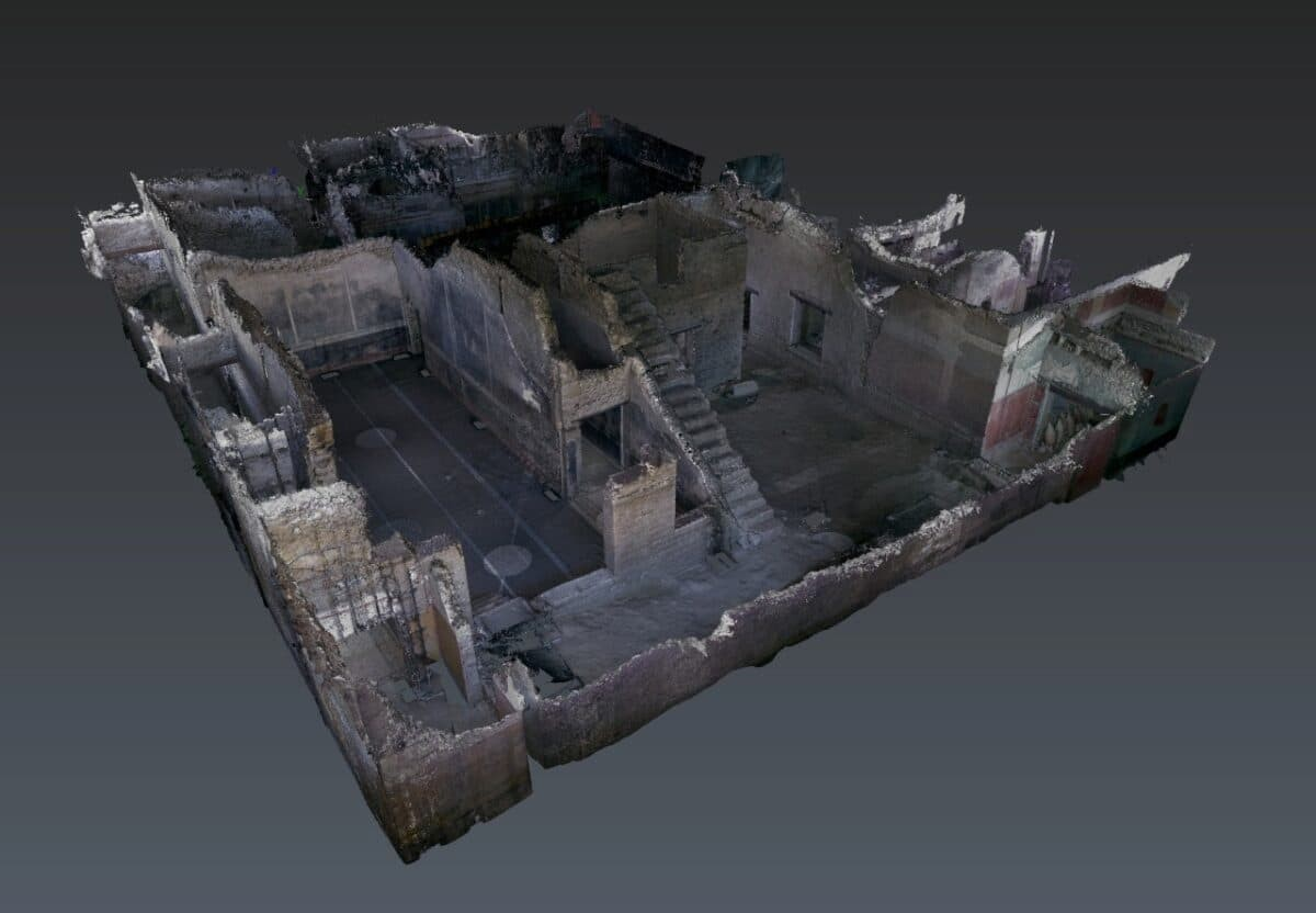 Λήψη από τα ερείπια του “Οίκου του Θίασου” με τη σκάλα που οδηγούσε στον πύργο. Φωτογραφία: Αρχαιολογικό πάρκο της Πομπηίας.