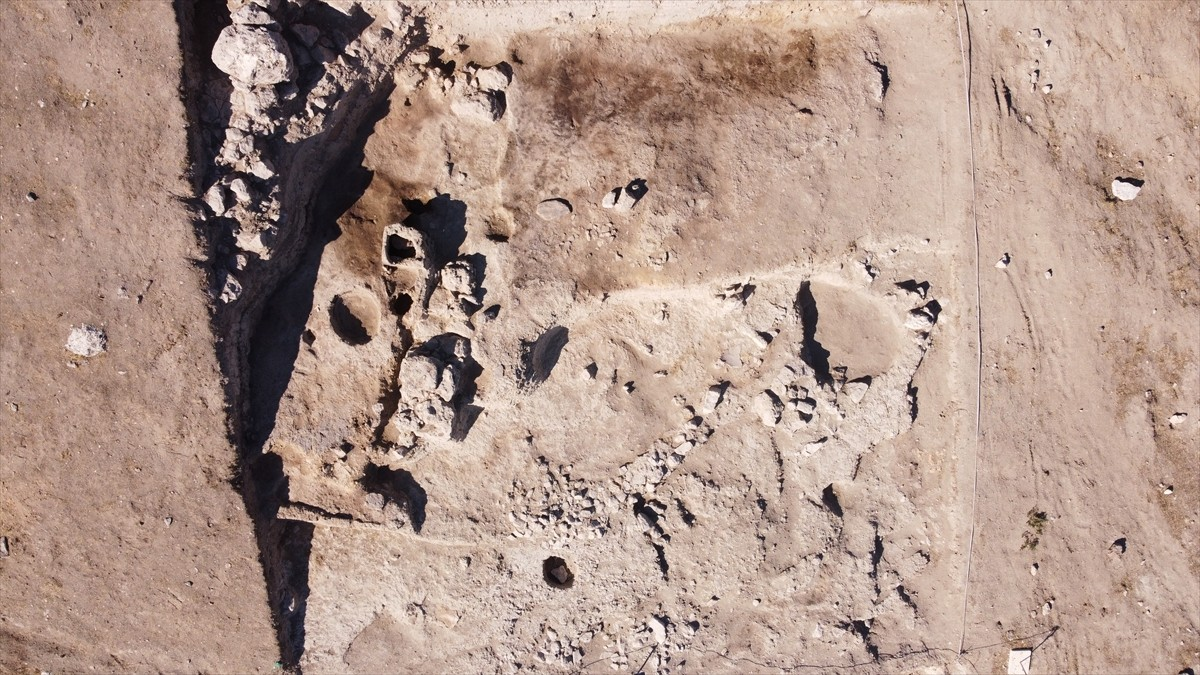 Ο αναπληρωτής καθηγητής Erim Konakçı εξήγησε πως τα ευρήματα απ’ τον τύμβο μαρτυρούν την αδιάλειπτη κατοίκηση της περιοχής από την Ύστερη Χαλκολιθική μέχρι τη Ρωμαϊκή περίοδο. Φωτογραφία: ΑΑ