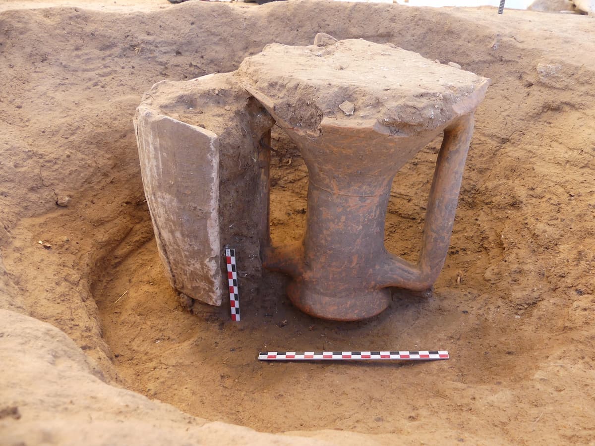 Στο έδαφος υπήρχαν δύο κανάλια για τις σπονδές. Ήταν υγρά που έχυναν πάνω τους, ή προορίζονταν για τις χθόνιες θεότητες: Φωτογραφία: Sylvie Duchesne, Inrap