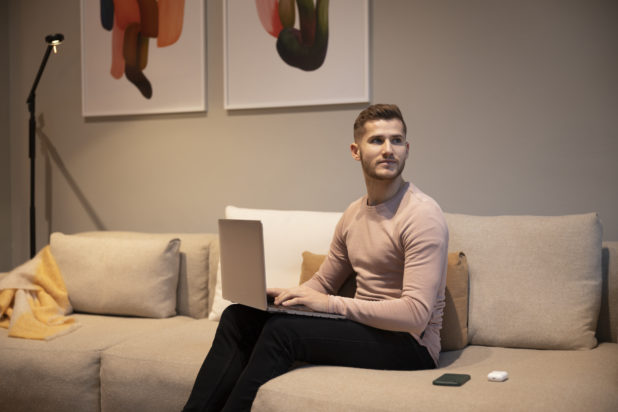 Έχει έξι μήνες ζωής και δεν το έχει αποκαλύψει στη γυναίκα του – “δεν θέλω να της γίνω βάρος”. Φωτογραφία: Freepik