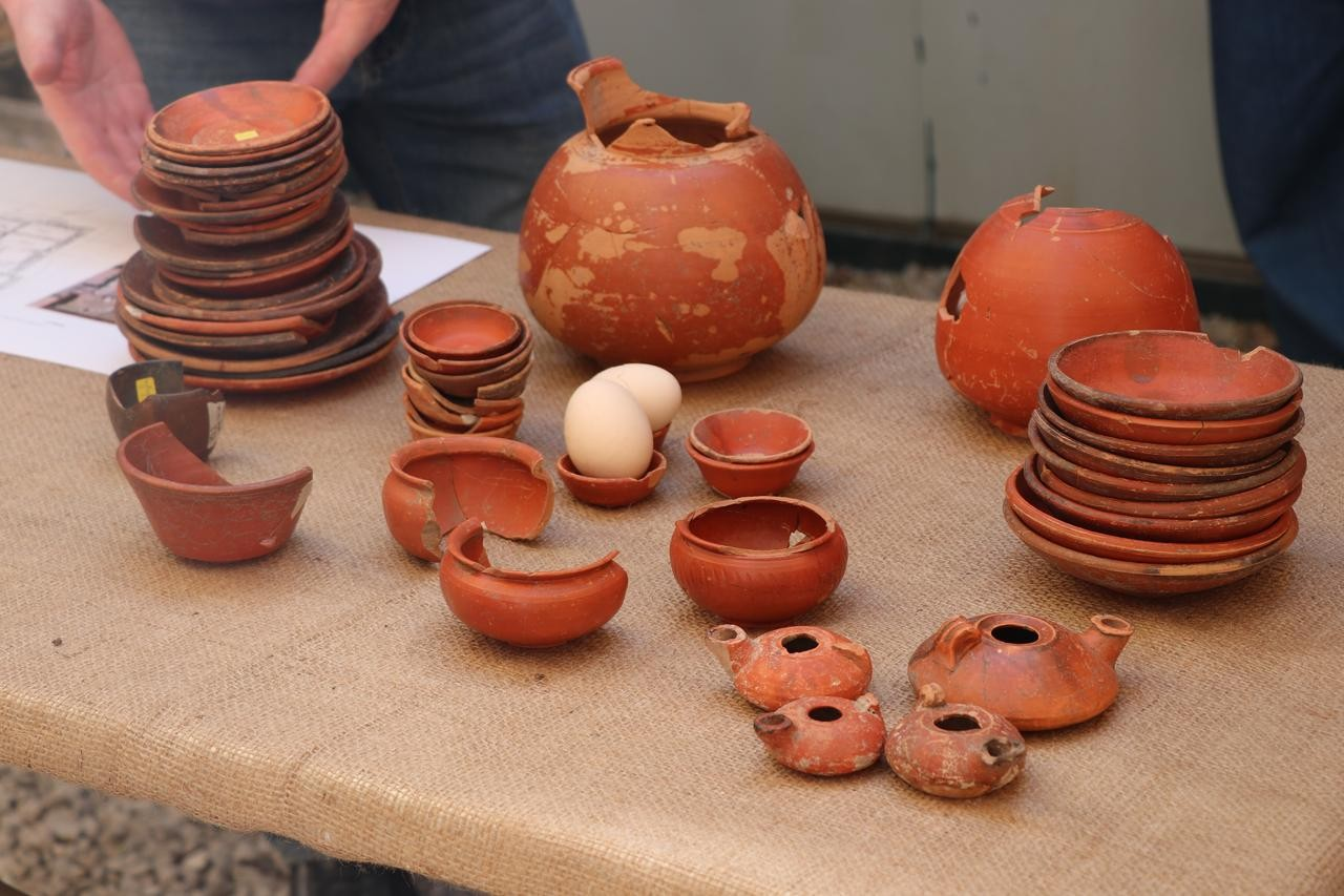 Κεραμικά αγγεία, κύπελλα, λυχνίες που ήλθαν στο φως στην αρχαία πόλη Σαλαγασσό. Φωτογραφία: ΑΑ