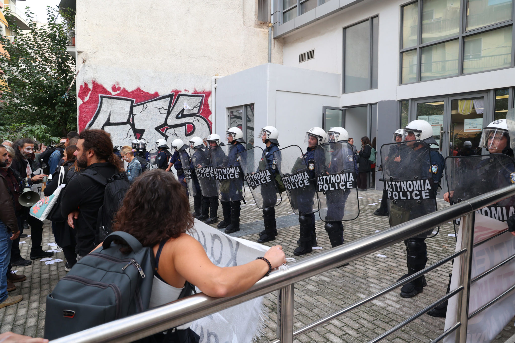 Μεταξουργείο: Επεισόδια με κρότου λάμψης και χημικά έξω από τη Διεύθυνση Πρωτοβάθμιας Εκπαίδευσης