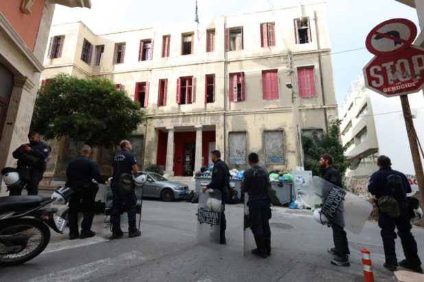 Έφοδος της ΕΛΑΣ στην κατάληψη του Ευαγγελισμού στο Ηράκλειο της Κρήτης