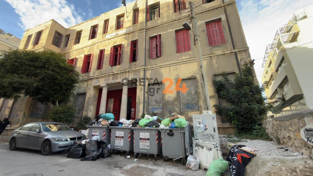 Έφοδος της ΕΛΑΣ στην κατάληψη του Ευαγγελισμού στο Ηράκλειο της Κρήτης