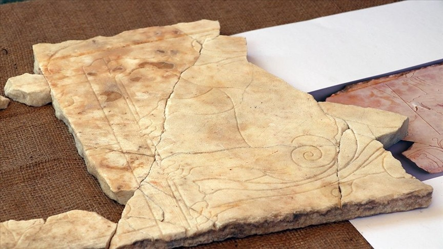 Το ανάγλυφο σε μάρμαρο του Αφιόν απεικονίζει τον Αιγύπτιο θεό Τούτου. Φωτογραφία: Hale Pak/AA