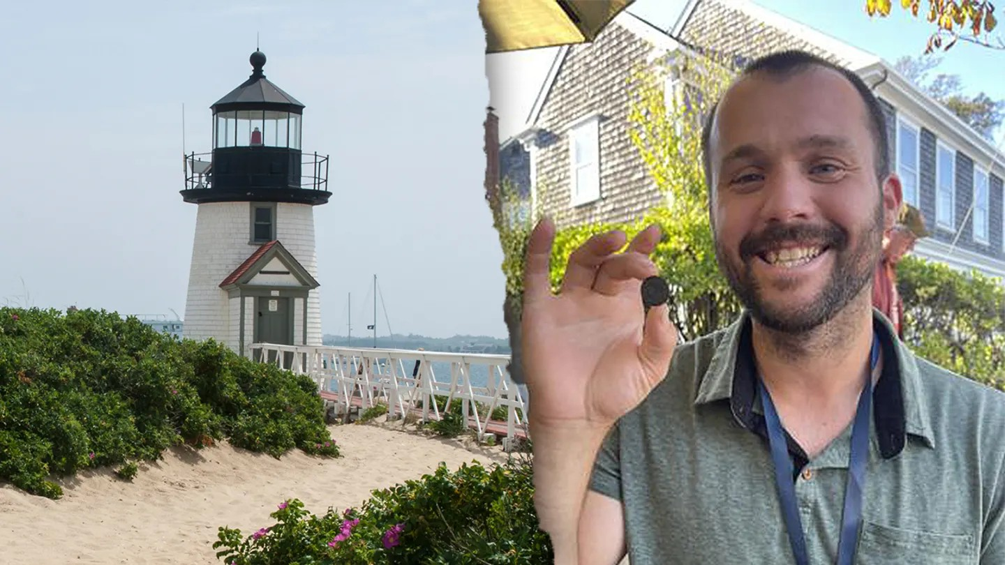 Ο Travis Nichols ανακάλυψε ισπανικό νόμισμα στην ακτή του Ναντάκετ . Φωτογραφία: Paolo Picciotto/REDA/Universal Images Group via Getty Images; Kaie Quigley/Nantucket Inquirer and Mirror