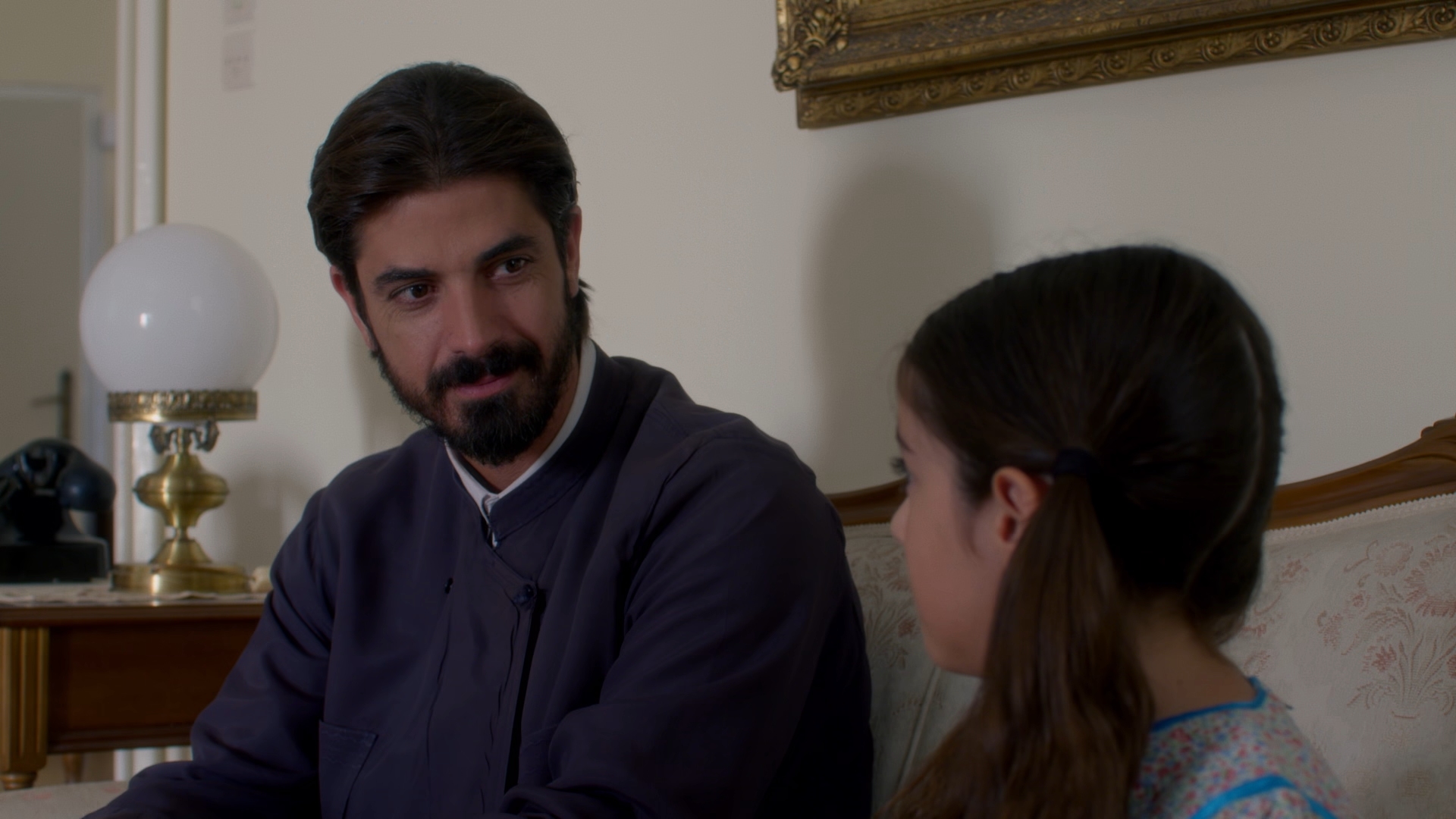 Άγιος Έρωτας: Ο πατήρ Νικόλαος προχωρά το σχέδιό του και βρίσκει την θετή οικογένεια της μικρής Ελευθερίας