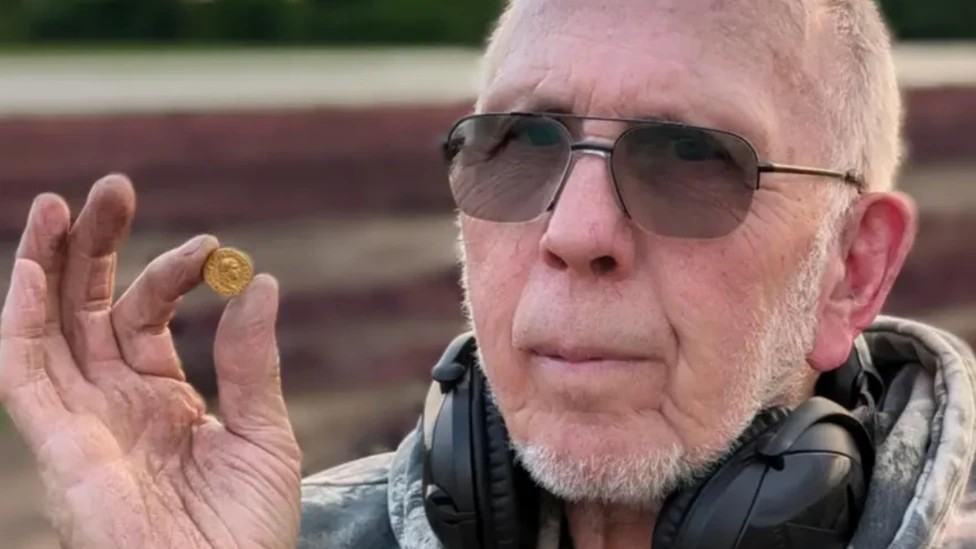 Έψαχνε το ίδιο χωράφι επί 6 χρόνια – τελικά ανακάλυψε ρωμαϊκό θησαυρό 1.900 ετών. Φωτογραφία: BBC