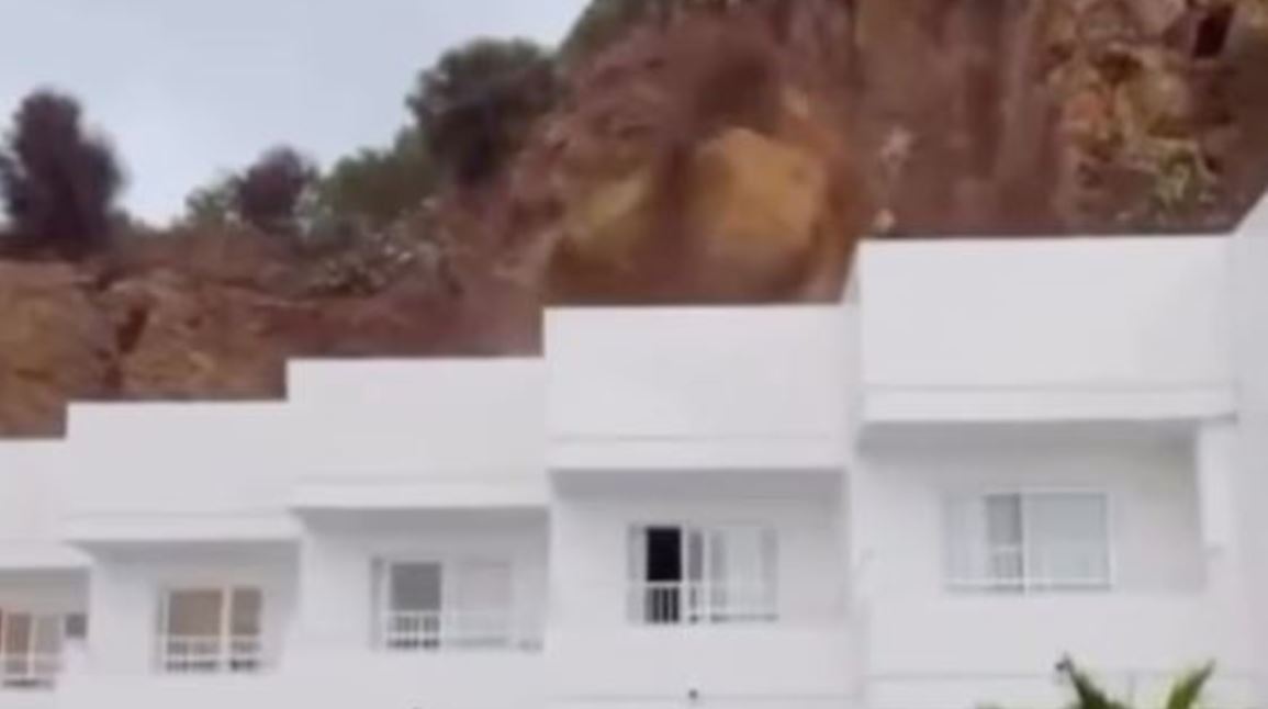 Βίντεο: Τρόμος για τουρίστες από κατολίσθηση που πλήττει ξενοδοχείο στην Ίμπιζα – «Ω Θεέ μου»