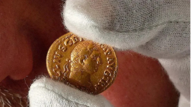 Έψαχνε το ίδιο χωράφι επί 6 χρόνια – τελικά ανακάλυψε ρωμαϊκό θησαυρό 1.900 ετών. Φωτογραφία: BBC