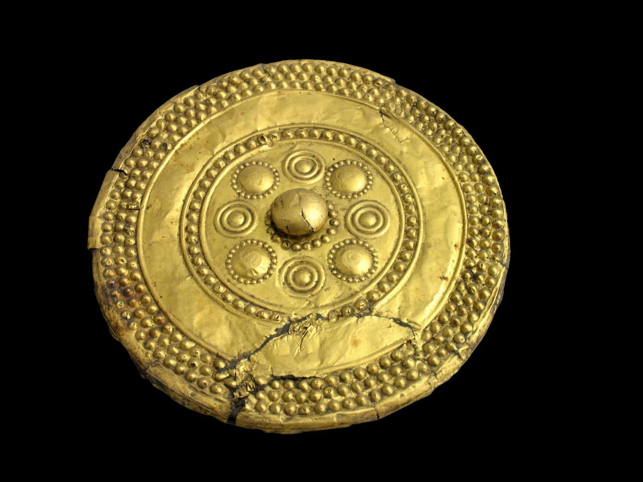 Ο χρυσός δίσκος του Trialeti. Φωτογραφία: Georgian National Museum / adapted by labrujulaverde.com