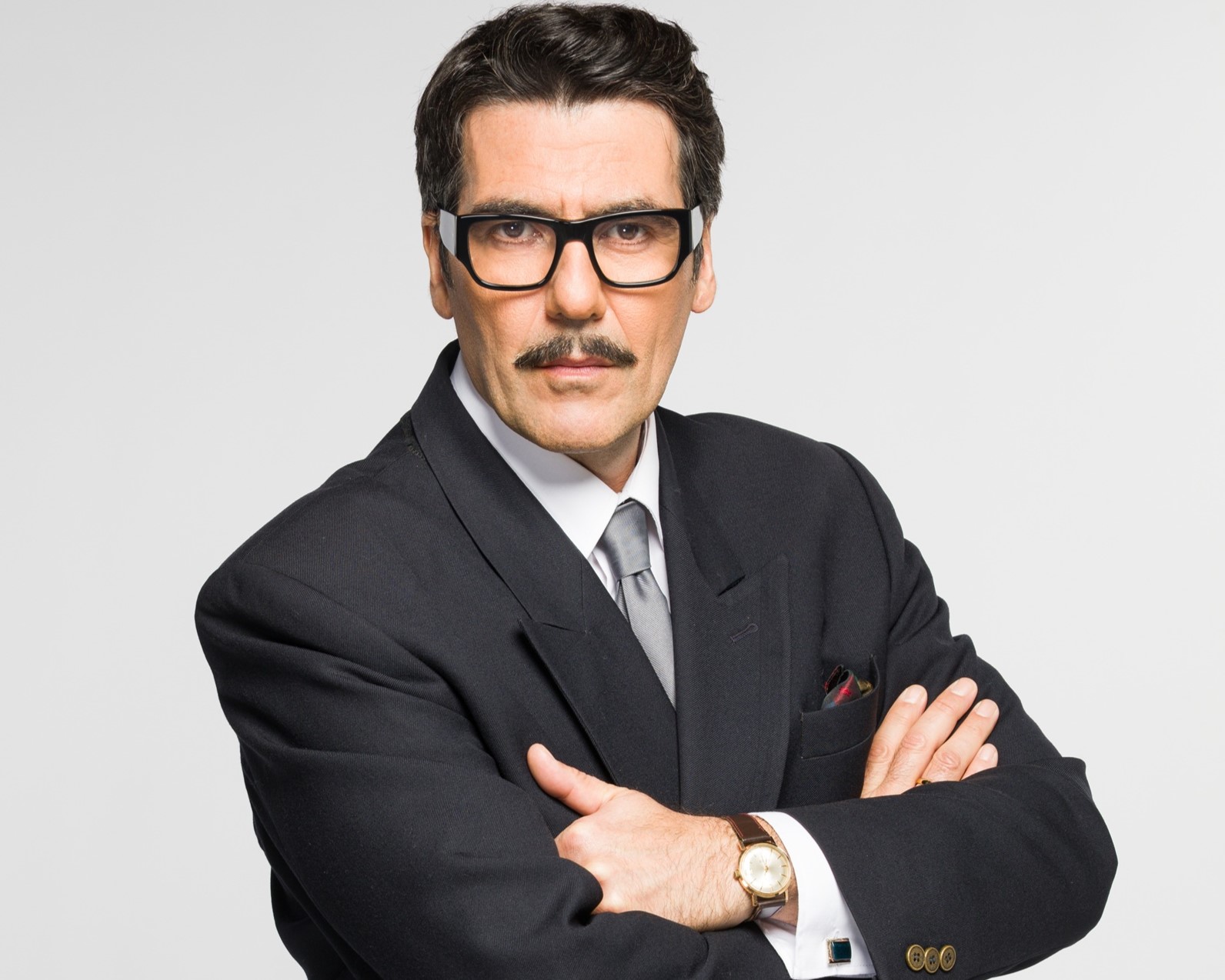 Αντώνης Καρυστινός: Όσα αποκάλυψε για τον Ντίνο Βούλγαρη που υποδύεται στο «Porto Leone: Στη γειτονιά με τα κόκκινα φανάρια» 