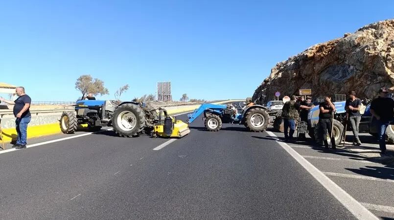 Κρήτη: Στους δρόμους ξανά οι αγροτοκτηνοτρόφοι – Έκλεισαν τον ΒΟΑΚ στο ύψος του Καρτερού – ΦΩΤΟ και ΒΙΝΤΕΟ