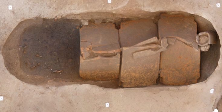 Στο έδαφος υπήρχαν δύο κανάλια για τις σπονδές. Ήταν υγρά που έχυναν πάνω τους, ή προοριζόταν για τις χθόνιες θεότητες: Φωτογραφία: Sylvie Duchesne, Inrap