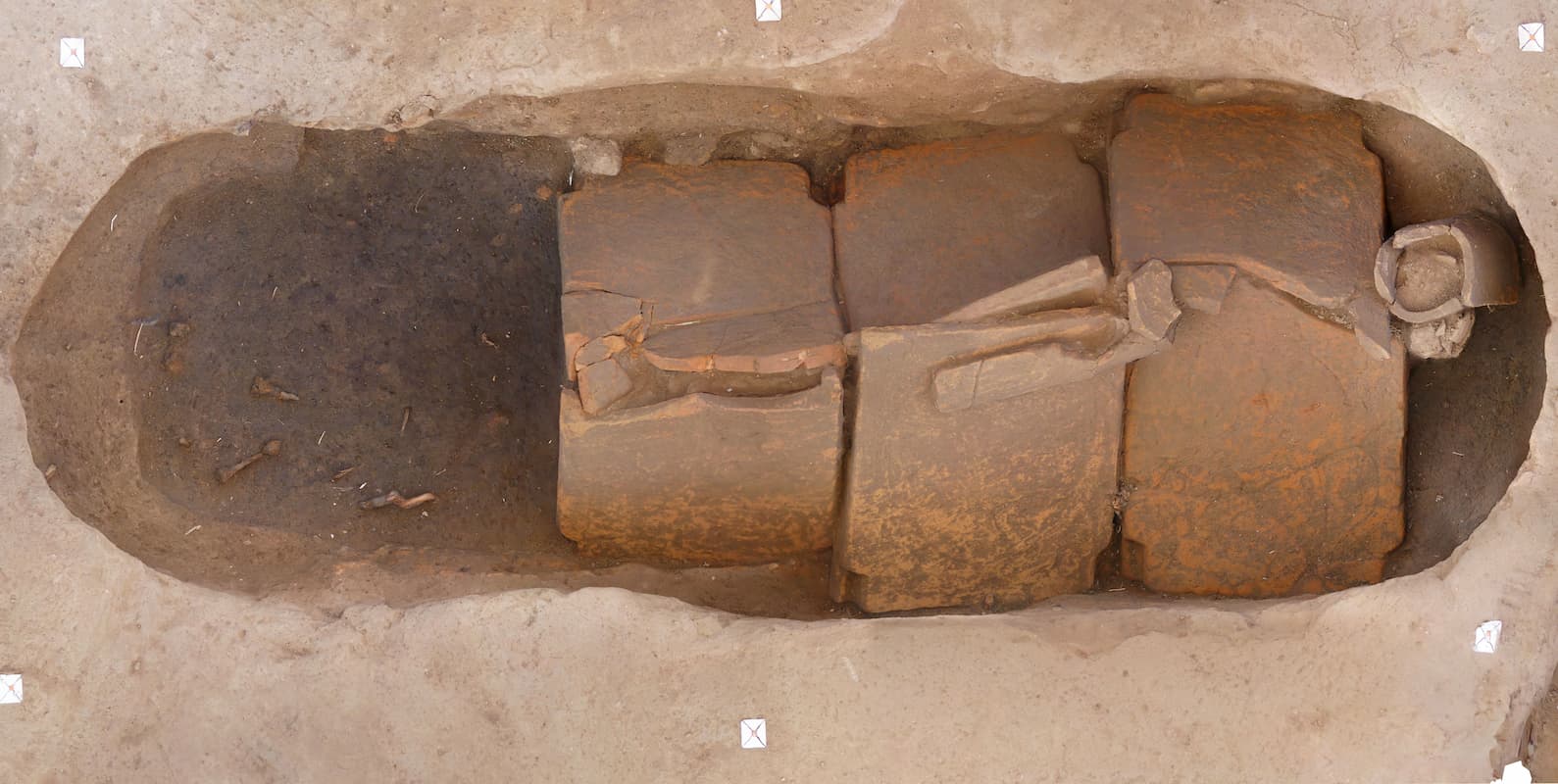 Στο έδαφος υπήρχαν δύο κανάλια για τις σπονδές. Ήταν υγρά που έχυναν πάνω τους, ή προοριζόταν για τις χθόνιες θεότητες: Φωτογραφία: Sylvie Duchesne, Inrap