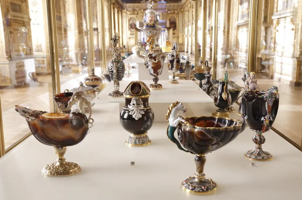 Η βασιλική συλλογή από σκεύη από σκληρό λίθο