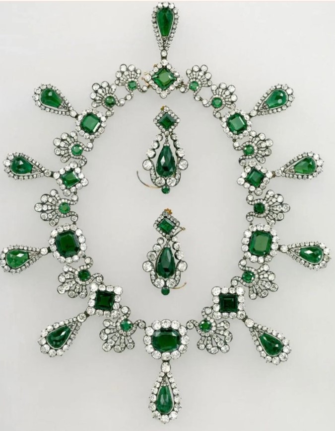 Μουσείο Λούβρου κολιέ και τα σκουλαρίκια με σμαράγδια