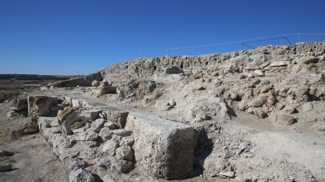 Μια ακόμη σημαντική ανακάλυψη της αποστολής ήταν το οχυρωματικό τείχος που χρονολογείται στο 280 π.Χ. στη διάρκεια της Ελληνιστικής Περιόδου. Φωτογραφία: ΑΑ