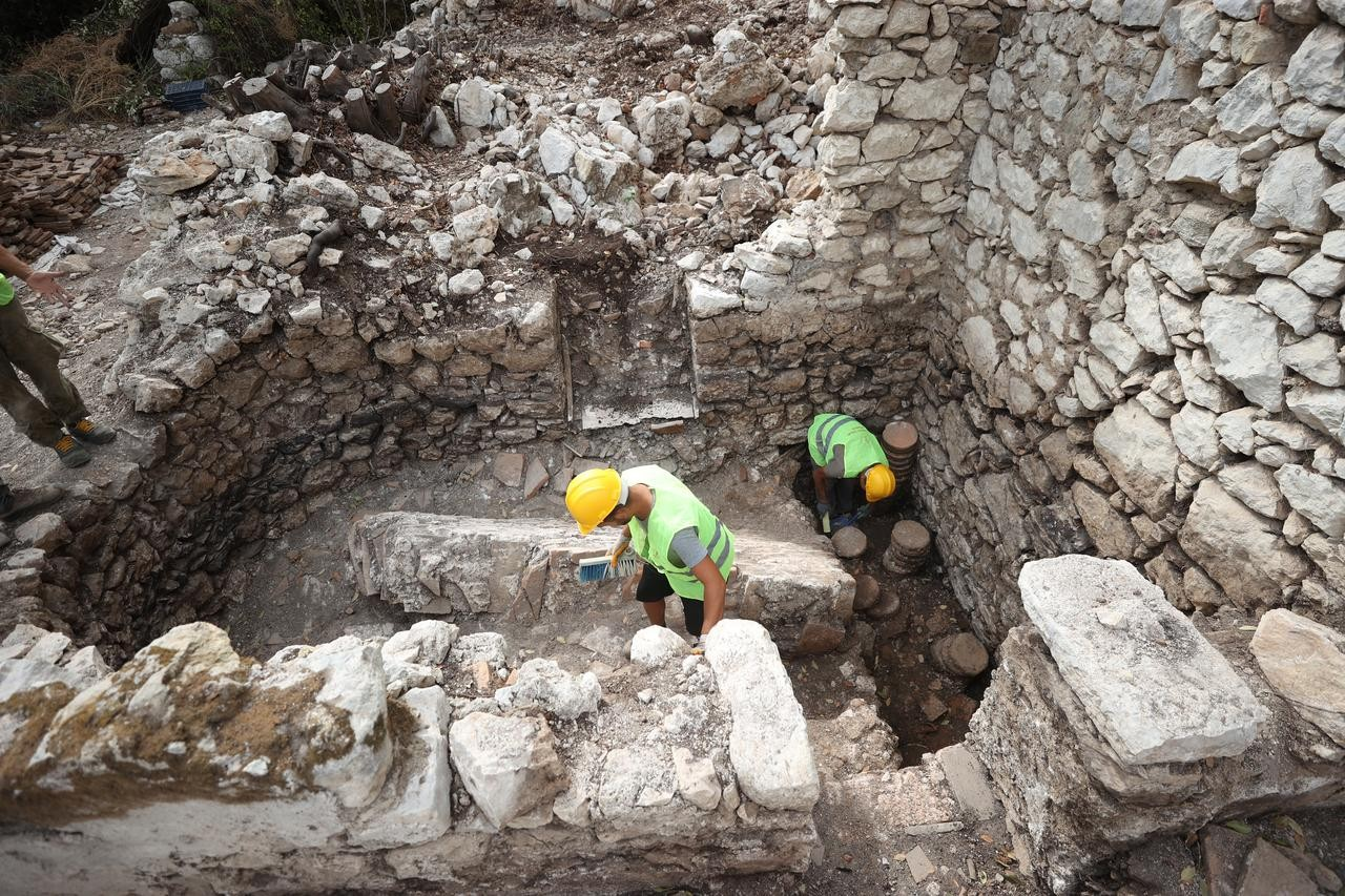 Γεωμετρικά μωσαϊκά δάπεδα που ήρθαν στο φως στη διάρκεια ανασκαφών στον Όλυμπο, στην Αττάλεια. 2 Οκτωβρίου, 2025. Φωτογραφία: ΑΑ