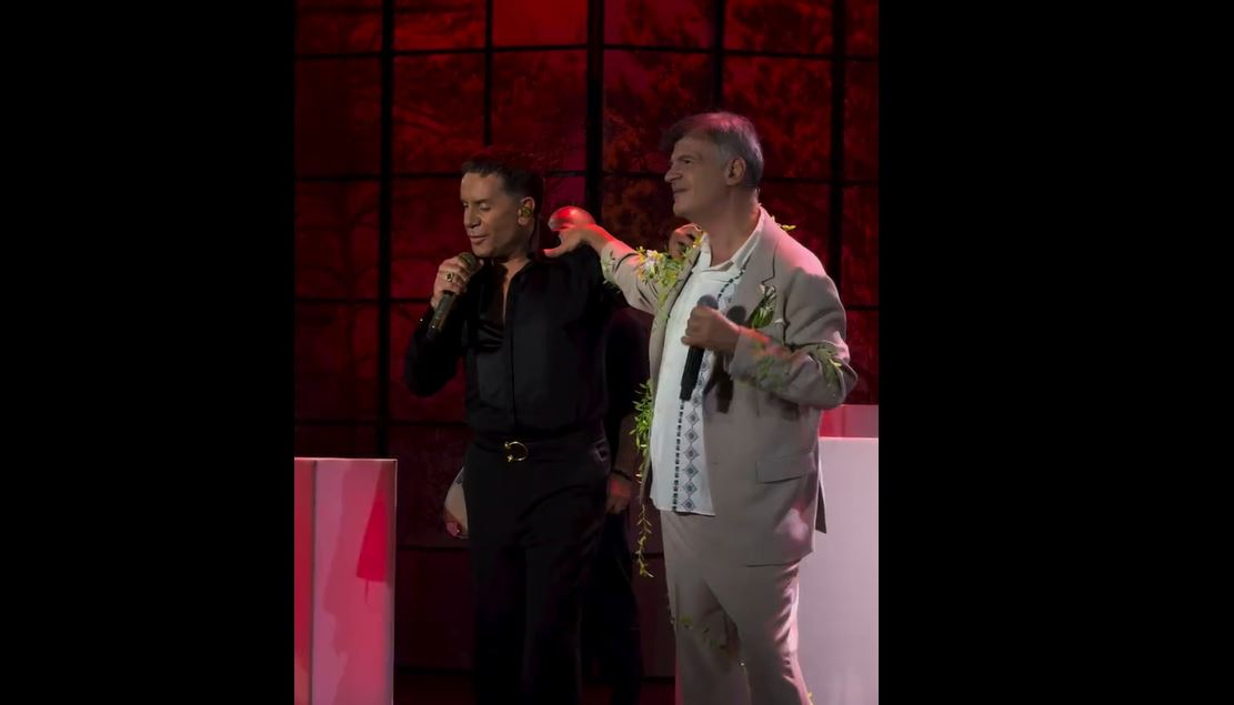 Γιώργος Μαζωνάκης: Η πρώτη εμφάνιση στη σκηνή μετά τη νοσηλεία στο Δρομοκαΐτειο – Η αγκαλιά από τον Φοίβο Δεληβοριά – Δείτε βίντεο