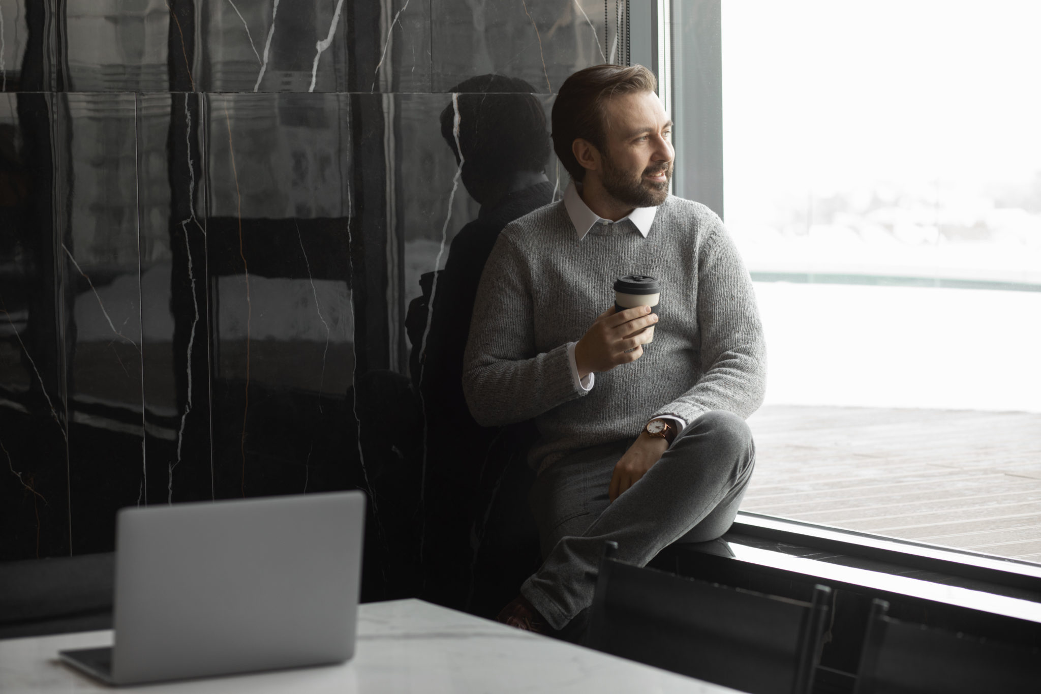 Τον πιέζει να μοιράσουν τα λεφτά που κληρονόμησε ο γιος του από την μακαρίτισσα μητέρα του σε όλα τα παιδιά τους – “η υπόσχεσή μου είναι ιερή”. Φωτογραφία: Freepik