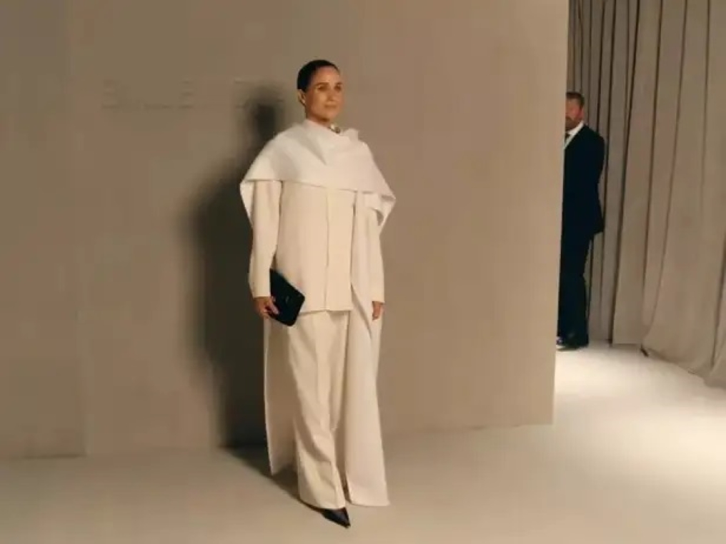 Μέγκαν Μαρκλ: Σφοδρές αντιδράσεις για την παρουσία της σε επίδειξη οίκου μόδας στο Παρίσι – «Η δούκισσα της υποκρισίας»