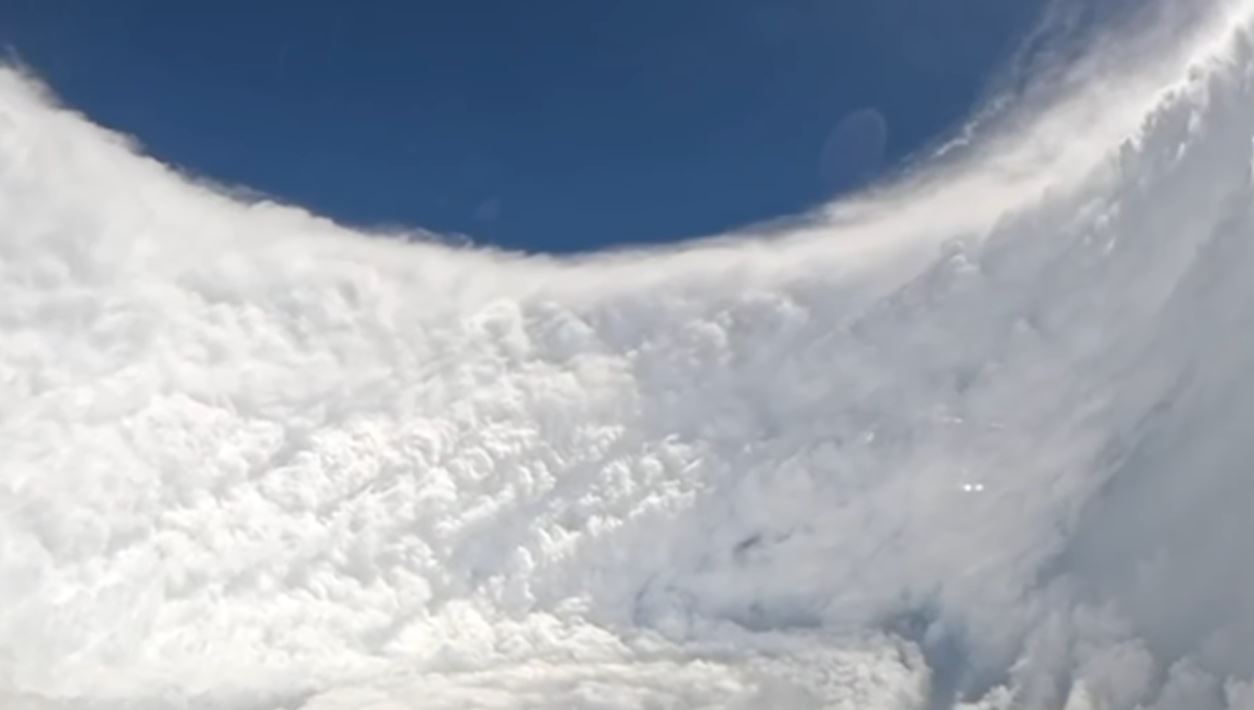 Βίντεο: Η στιγμή που αεροσκάφος της Πολεμικής Αεροπορίας των ΗΠΑ μπαίνει στο μάτι του τυφώνα Μελίσα