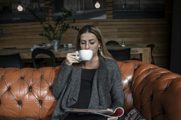 Ύπνος: Η θερμοκρασία του ροφήματος που καταναλώνετε επηρεάζει την ποιότητα της ξεκούρασης και την υγεία του εντέρου σας, σύμφωνα με μελέτη