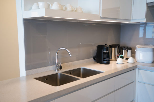 Νεροχύτης κουζίνας: Η απλή μέθοδος για να τον απολυμάνετε χωρίς να χρησιμοποιήσετε χλωρίνη