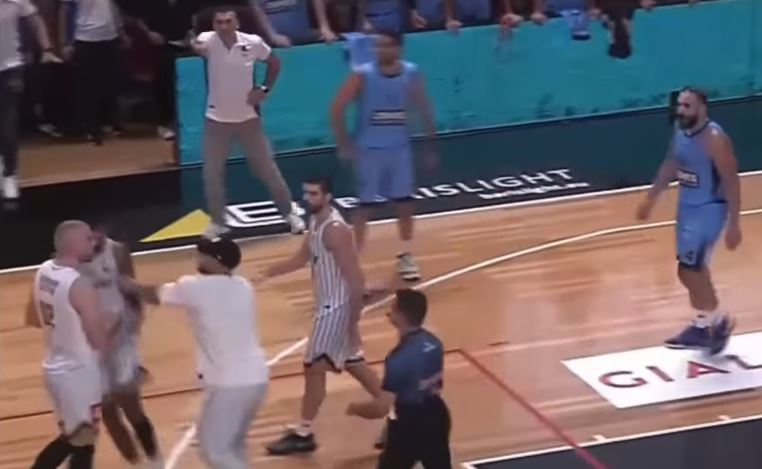 Πάτρα: Οπαδός μπούκαρε στο παρκέ και έσπρωξε παίκτη του Απόλλωνα – ΒΙΝΤΕΟ