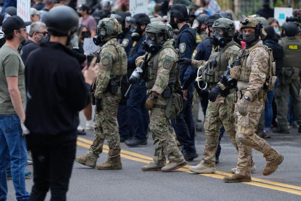 Τραμπ: Χαρακτηρίζει τις Δημοκρατικές πόλεις «εμπόλεμες ζώνες» και στέλνει την Εθνοφρουρά στο Όρεγκον – Διαδηλώσεις στο Πόρτλαντ