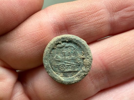 Εκπληκτική ανακάλυψη κάτω από το πάτωμα ταβέρνας - Η φωτιά έφερε στο φως σπάνια νομίσματα και προϊστορικά αντικείμενα