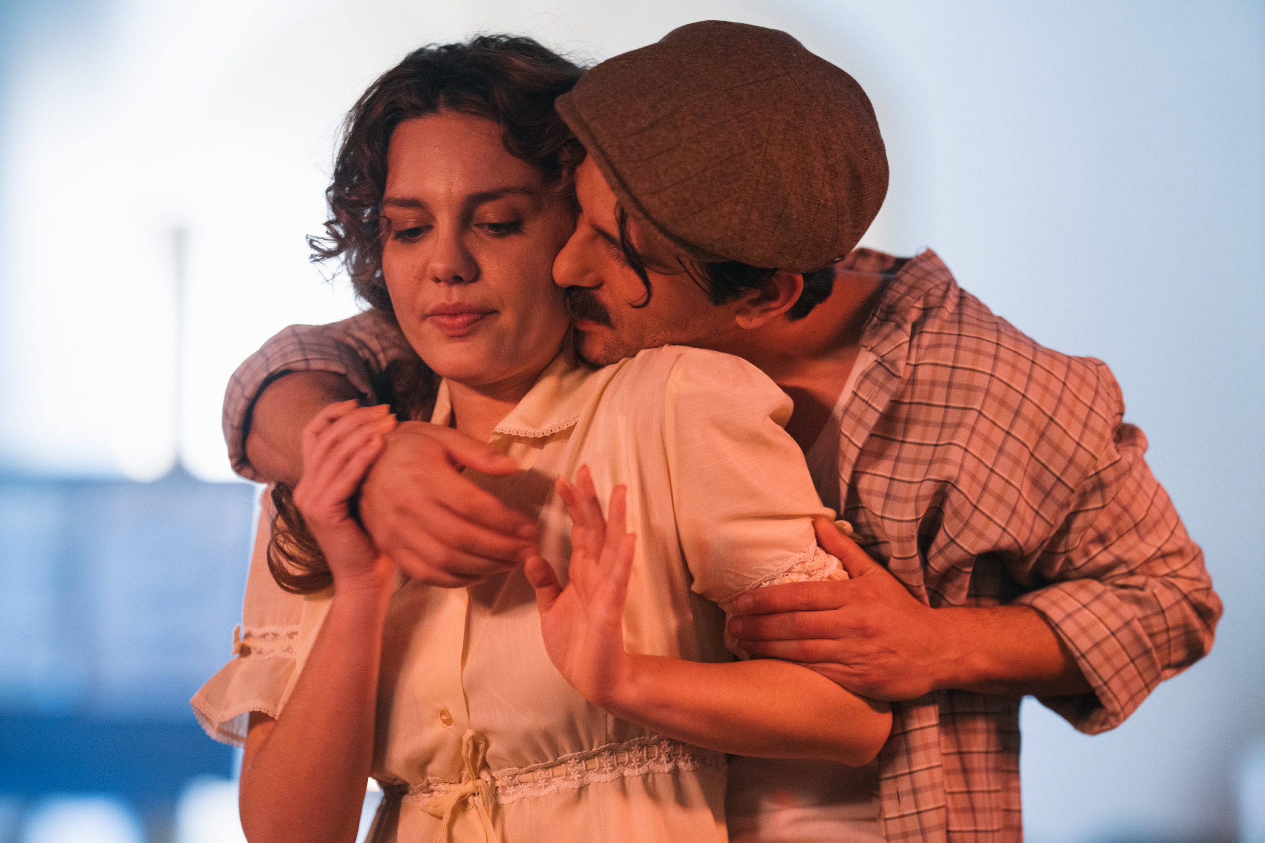 Το Σπίτι Δίπλα Στο Ποτάμι: Πιάνουν επ’αυτοφώρω την Μελισσάνθη να φιλιέται με τον Άγγελο και η Πολυξένη πέφτει θύμα του Πασχάλη